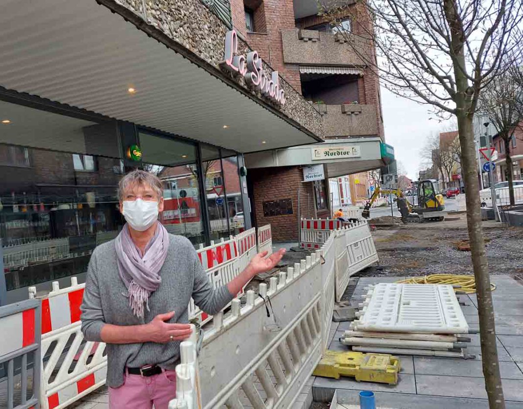 Rauert Baum Constanze Rauert, Anwohnerin der Bonenstraße, hat sich im Streit um den gepflanzten Baum vor dem Restaurant La Strada eingeschaltet und einen Offenen Brief an Bürgermeister Lothar Christ geschrieben. Foto: Wagner