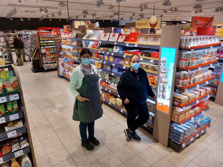 Kerstin Hold (links) und Sara Sahli freuen sich auf die Wiedereröffnung des Rewe-Markts an der Alten Münsterstraße 26 in Werne. Foto: Wagner