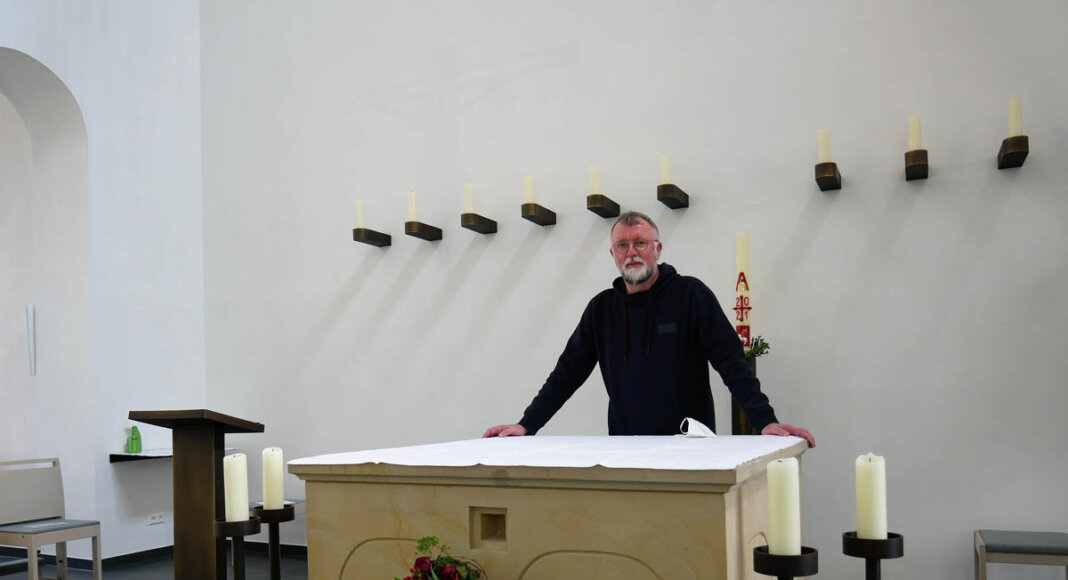 Pfarrdechant Jürgen Schäfer ist zufrieden mit der Neugestaltung von St. Konrad mit Zentralrendantur und Kapelle. Foto: Gaby Brüggemann