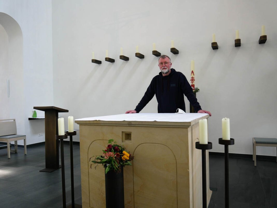Schäfer_Sankt Konrad Pfarrdechant Jürgen Schäfer ist zufrieden mit der Neugestaltung von St. Konrad mit Zentralrendantur und Kapelle. Foto: Gaby Brüggemann