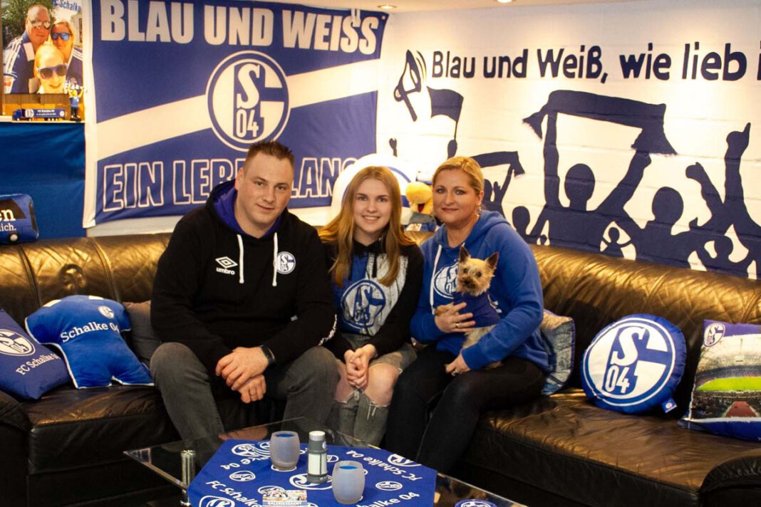 Schalke Abstieg Im Fan-Keller der Domnowskis ist alles in blau-weiß gehalten. Schalke ist ihre Liebe: Andreas, Cindy und Bogda Domnowski mit Hund Chucky. Wenn sie an Rudi Assauer denken, fangen sie an zu lächeln. Erzählen sie über die Gegenwart, wird die Tonlage ernster. Foto: Isabel Schütte