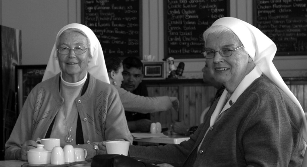 53 Jahre lang arbeitete Schwester Elisabeth Lünebrink (r.) als Missionsschwester in Namibia. Am 17. April starb sie im Alter von 82 Jahren. Wie Schwester Antonia Mersch (l.) stammte Schwester Elisabeth aus Werne. Foto: Gerhard Pollmann