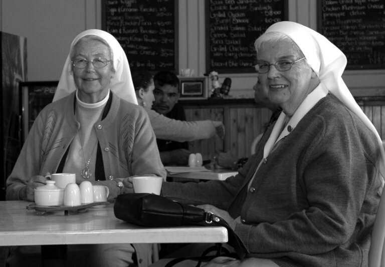 53 Jahre lang arbeitete Schwester Elisabeth Lünebrink (r.) als Missionsschwester in Namibia. Am 17. April starb sie im Alter von 82 Jahren. Wie Schwester Antonia Mersch (l.) stammte Schwester Elisabeth aus Werne. Foto: Gerhard Pollmann