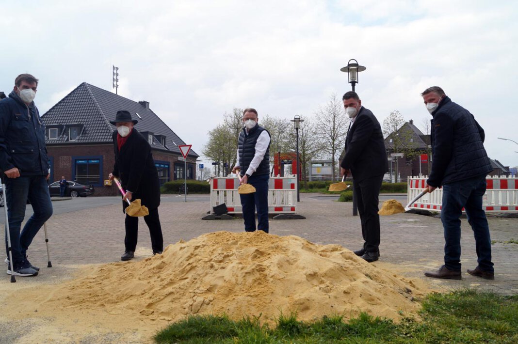 Spatenstich Radparkhaus Bahnhof Beifang Machten den gemeinsamen Spatenstich für das Radparkhaus Beifang: Investor Franz-Josef May (v.l.), AWO-Unterbezirksvorsitzender Wolfram Kuschke, Bürgermeister Thomas Orlowski, Landrat Mario Löhr sowie Ausschussvorsitzender Jochen Westermann. Foto: M. Woesmann / Stadt Selm