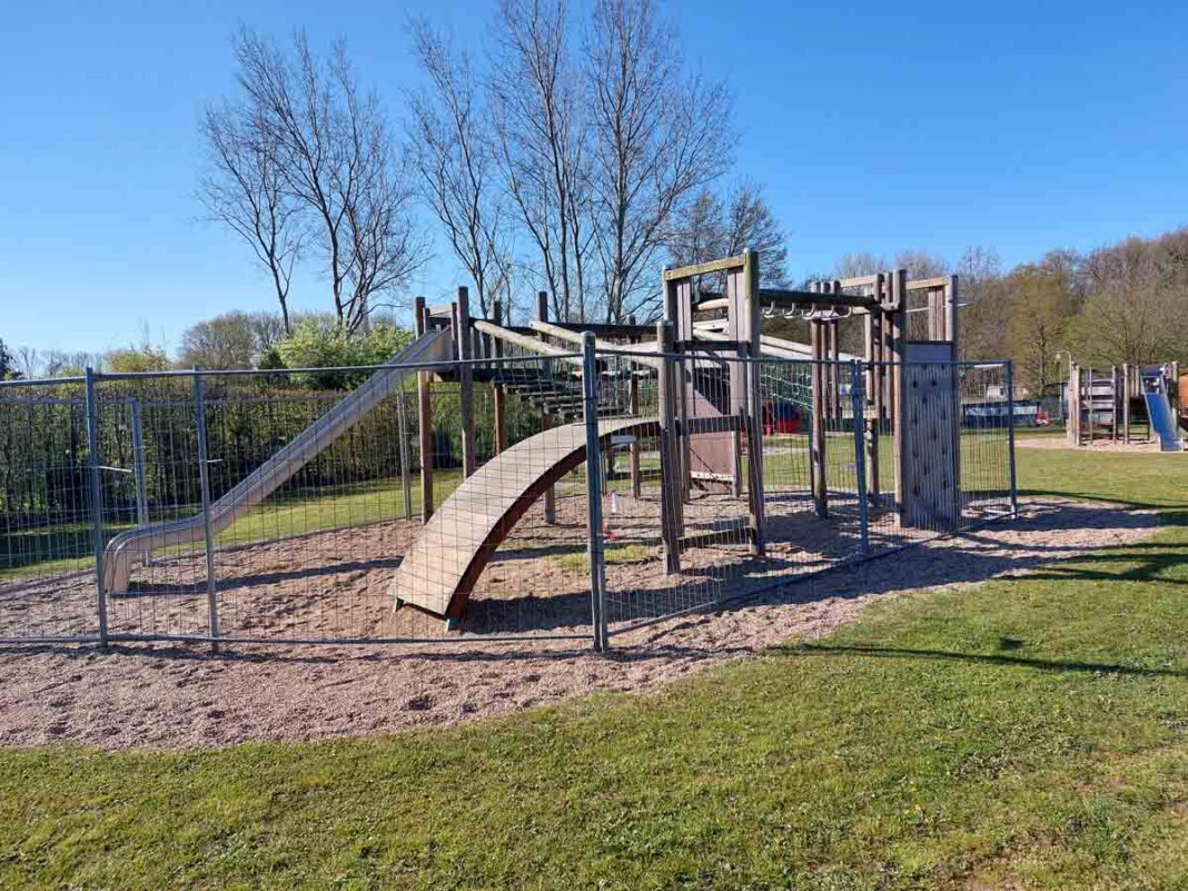 Spielplatz Bellingholz Am großen Klettergerüst auf dem Spielplatz an der Lytham St Annes-Straße (Bellingholz) werden in Kürze Reparaturen vorgenommen. Foto: Wagner