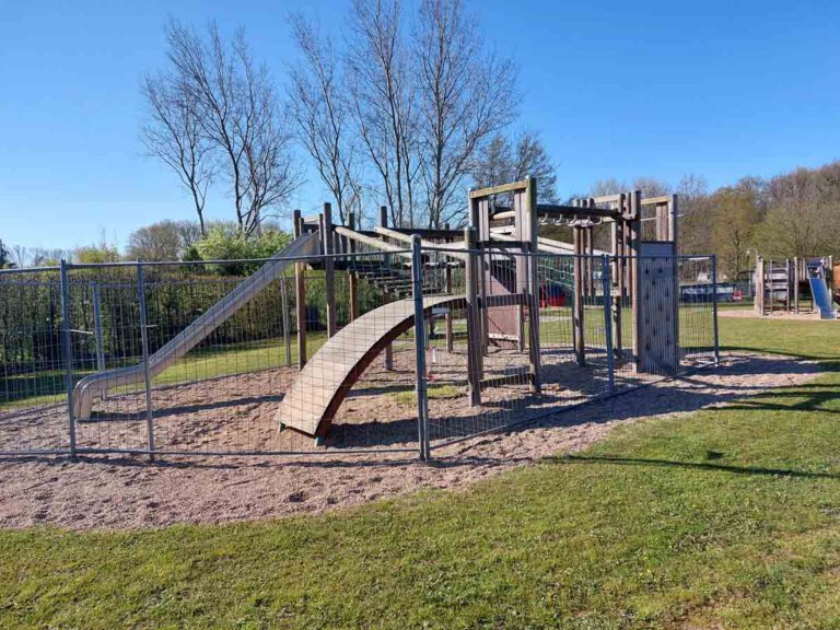 Am großen Klettergerüst auf dem Spielplatz an der Lytham St Annes-Straße (Bellingholz) werden in Kürze Reparaturen vorgenommen. Foto: Wagner