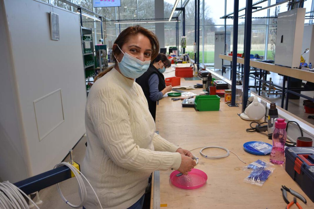 Thermo Sensor1 Kadrieye Brimo an ihrem Arbeitsplatz in der Produktionshalle bei Thermo Sensor Foto: Donges/Multikulturelles Forum