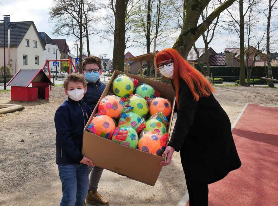Uhlandschule_Sport1 Große Freude herrscht bei Eleonore Neumann, Leiterin der Uhlandschule, und den Kindern über die vielen sportlichen Möglichkeiten auf dem Schulhof. Foto: Gaby Brüggemann
