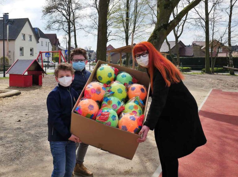 Große Freude herrscht bei Eleonore Neumann, Leiterin der Uhlandschule, und den Kindern über die vielen sportlichen Möglichkeiten auf dem Schulhof. Foto: Gaby Brüggemann