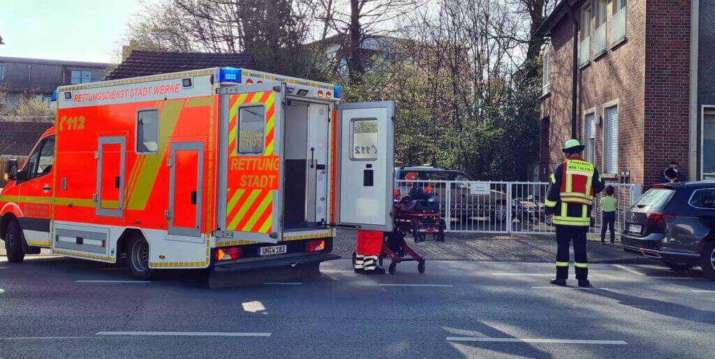 Der Rettungsdienst versorgte die Frau. Da sie sich keine lebensgefährlichen Verletzungen zugezogen hat, konnte der Rettungshubschrauber wieder abdrehen. Foto: Feuerwehr Werne