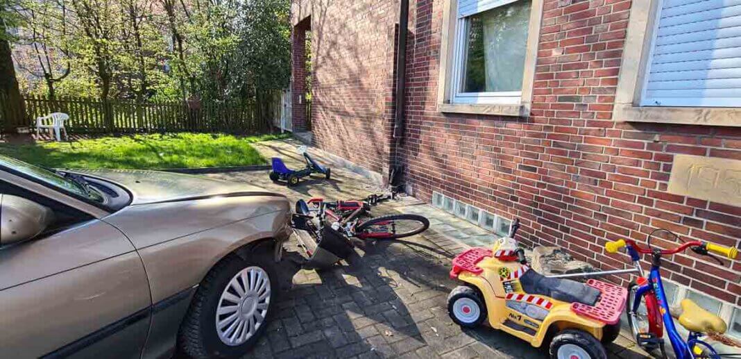 Unfall Kamener Straße 2 Eine Pkw-Fahrerin kam von der Kamener Straße ab und prallte gegen eine Hauswand. Foto: Feuerwehr Werne