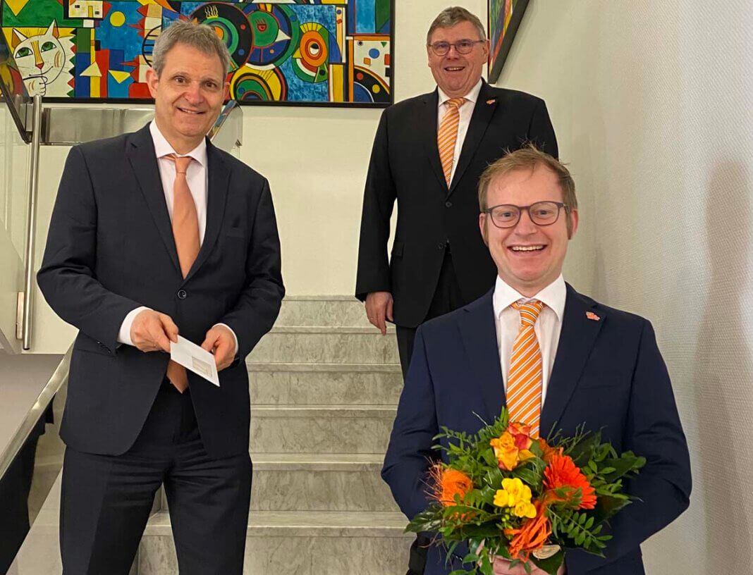 Volksbank Kamen-Werne eG erteilt Mike Pieper Kreimer Prokura Vorstandsmitglieder Jürgen Eilert (hinten links) sowie Vorstandsmitglieder Ralf Schotte (hinten rechts) beglückwünschten Mike Pieper-Kreimer (vorne), auch im Namen des Aufsichtsrates, zur Ernennung. Foto: Gärtner / Volksbank