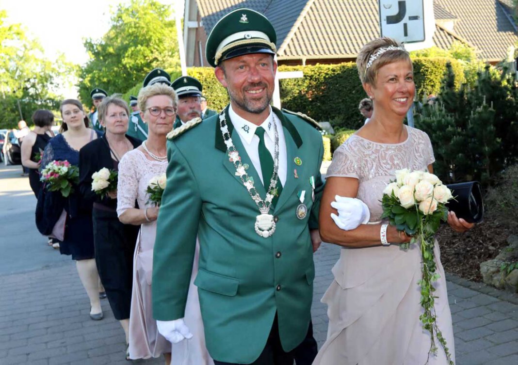 Werne Plus Langern 01 Michael Gillmann I. und Karin Kreienbaum I. - seit 2018 amtierenden Königspaar in Langern. Geht es nach der CDU, sollen Umzüge, beispielsweise an Schützenfesten, demnächst von Mitarbeitern der Stadt Werne abgesichert werden. Archivfoto: Volkmer