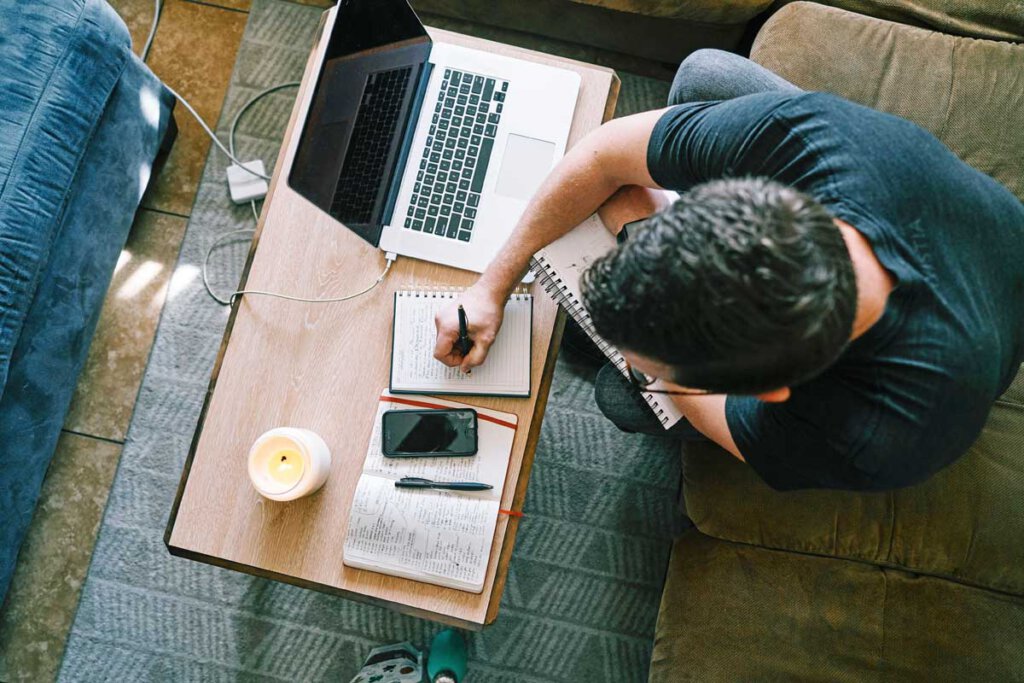 Nicht den Kopf in den Sand stecken, sondern etwas für die eigenen Qualifikationen tun: In der aktuellen Zeit empfehlen sich Weiterbildungen ganz besonders. Foto: djd/adeccogroup.de/Unsplash