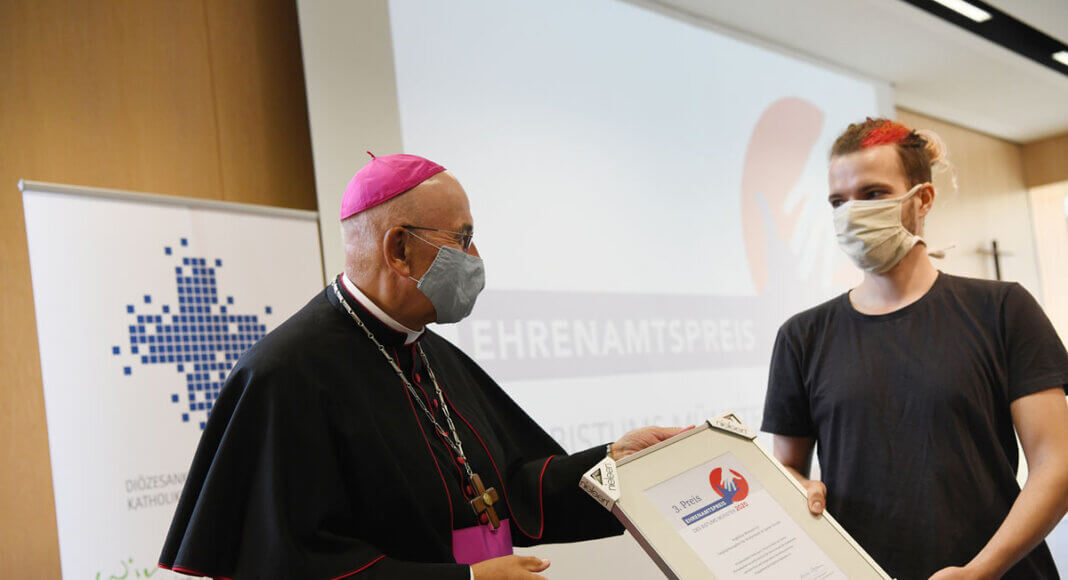 Bischof Felix Genn überreichte die Urkunde an die Studierenden-Initiative „Nightline“ in Münster, die mit dem dritten Platz ausgezeichnet wurden. Foto: Michael Bönte, Dialogverlag