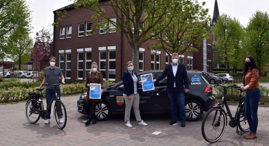 2021 05 12 PM Mobilitätsbefragung Bürger Bürgermeister Thomas Stohldreier (2.v.r), Jana Busse, Projektleitung energielenker (3.v.l.), Klimaschutzmanager Martin Wolf (l.), Felicia Splettstößer (2.v.l.) und die Inklusionsbeauftragte Miriam Lepper (r.) laden alle Bürgerinnen und Bürger in Ascheberg, Davensberg und Herbern ein, an der Mobilitätsbefragung teilzunehmen. Foto: Gemeinde Ascheberg