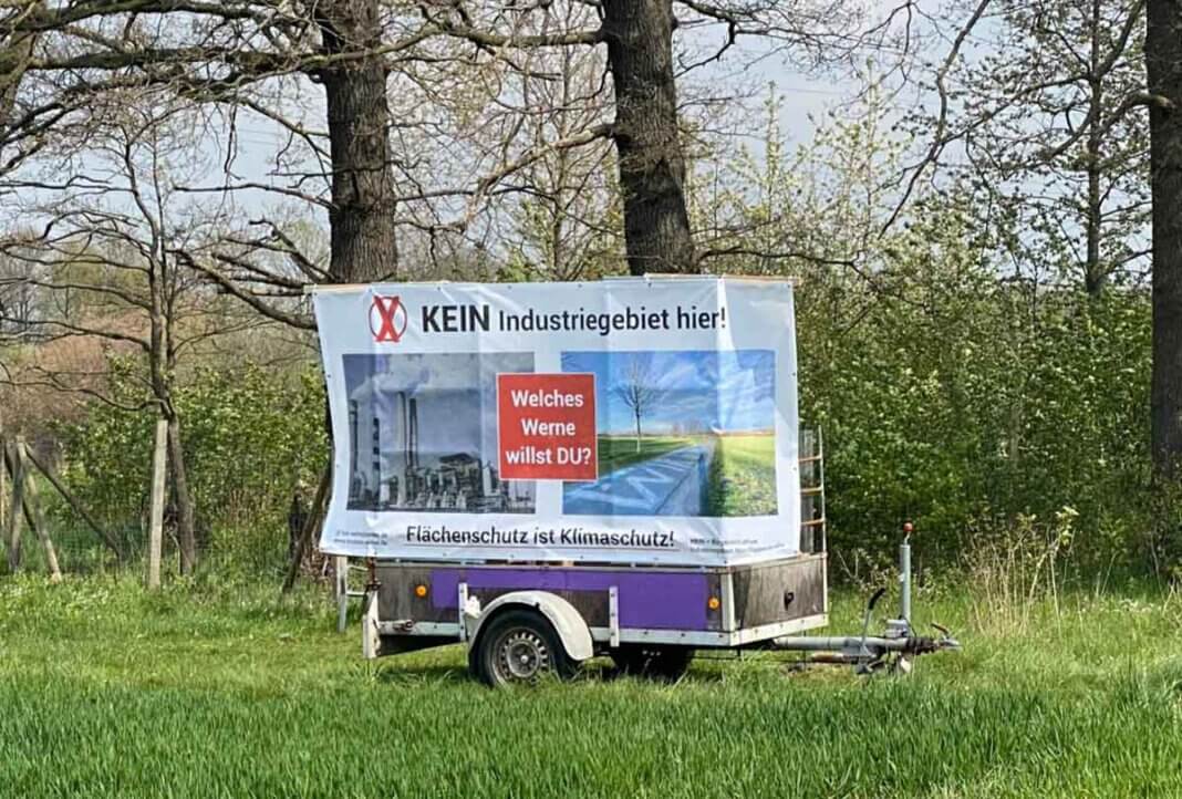 BIN Industriegebiet Auch mit Plakaten macht die BIN auf ihr Anliegen bereits aufmerksam. In der vergangenen Woche habe man bereits erste Plakate erstellt und zwei plakatierte Anhängern im Stiegenkamp positioniert. Foto: BIN