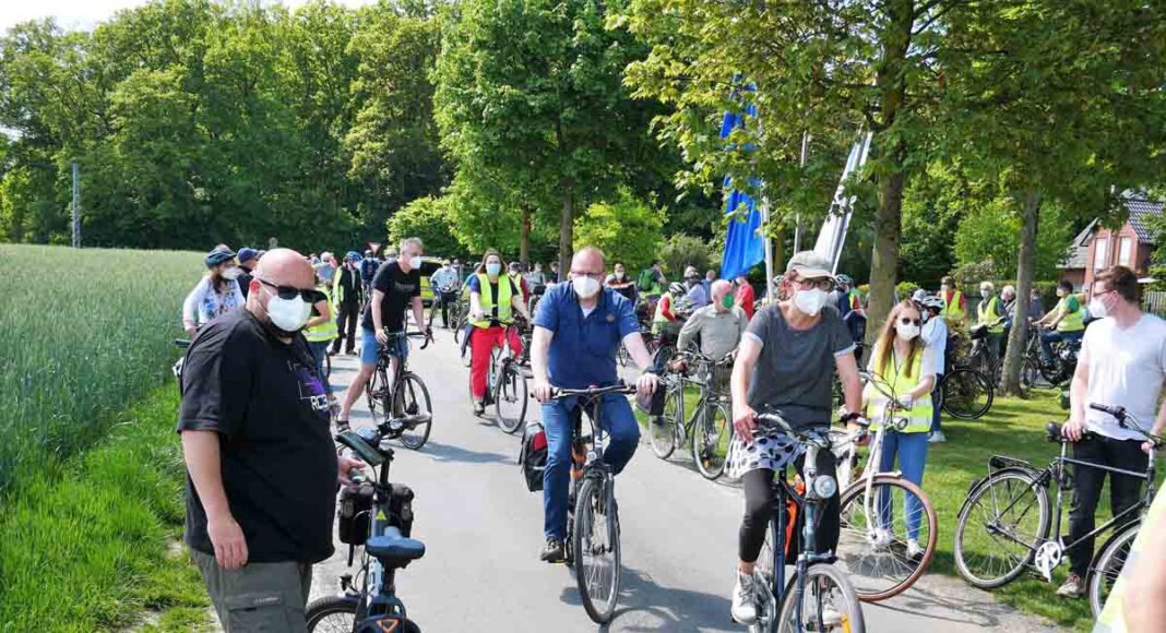 Rund 250 Teilnehmende zählten die BIN-Organisatoren bei der Protest-Radtour am Sonntag. Foto: Gaby Brüggemann