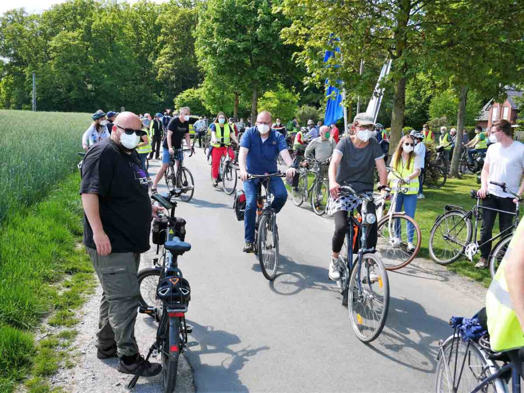 BIN Radtour 3 Rund 250 Teilnehmende zählten die BIN-Organisatoren bei der Protest-Radtour am Sonntag. Foto: Gaby Brüggemann