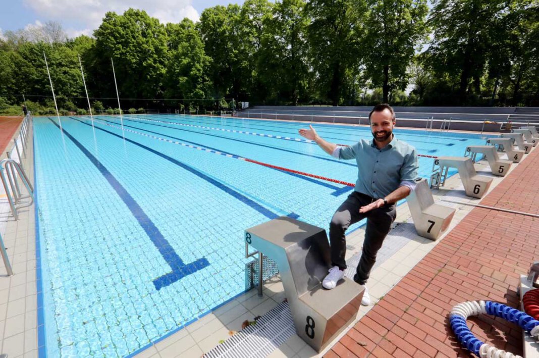 Bahn Frei Freibad Carsten Langstein freut sich auf den Start der Freibad-Saison 2021 am kommenden Samstag. Foto: Volkmer