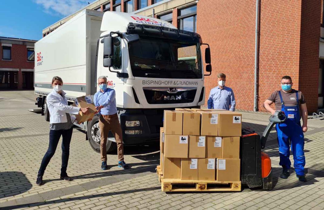 Berufskolleg_BG Logistik Auf dem Bild von links nach rechts: Rita Vonnahme (LBK Lünen), Markus Stens (B&G), Martin Grave (BK Werne) und Marc Weiß (BG Logistik/Azubi BK Werne). Foto: Kai Manique