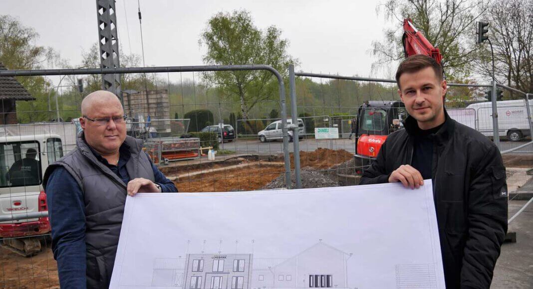 Torsten und Zlat Lünebrink mit den Plänen für den Neubau am Südring. Foto: Gaby Brüggemann