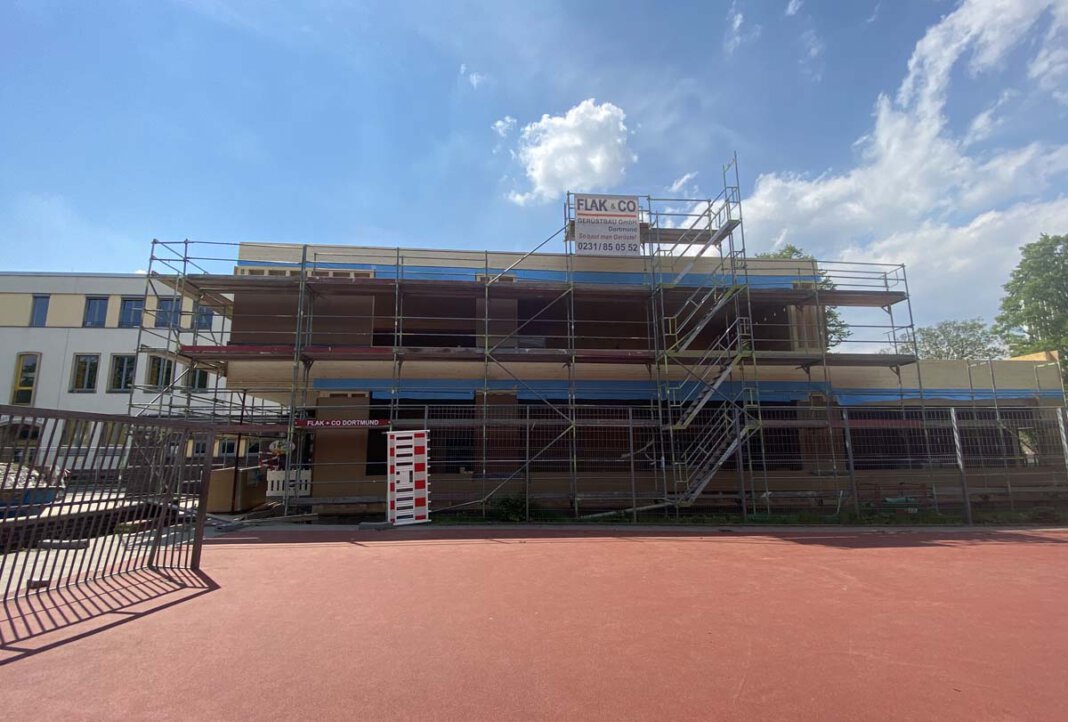 Erweiterungsbau_OGS_Wethmar_19.05.2021 Die Holzkonstruktion des Erweiterungsbaus an der OGS Matthias-Claudius-Grundschule/Gottfriedschule wurde nun fertiggestellt. Die Bauarbeiten können nun weitergehen. Foto: Stadt Lünen
