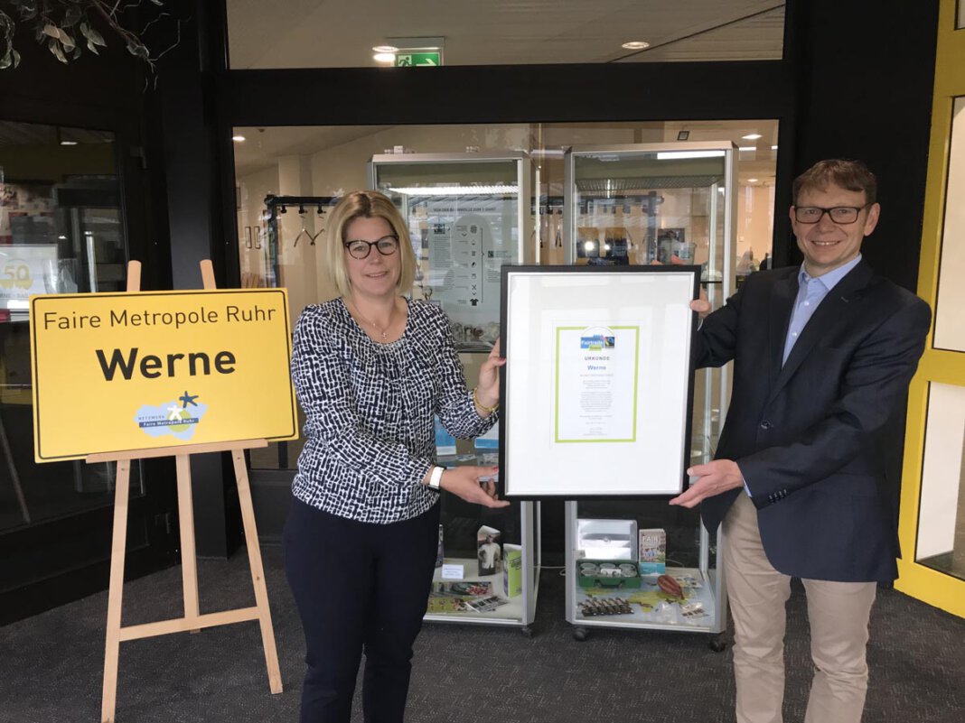 Fair Trade Town Werne Stephanie Viefhues und Bürgermeister Lothar Christ freuen sich über die Rezertifizierung Wernes zur Fair-Trade-Town. Foto: Viefhues