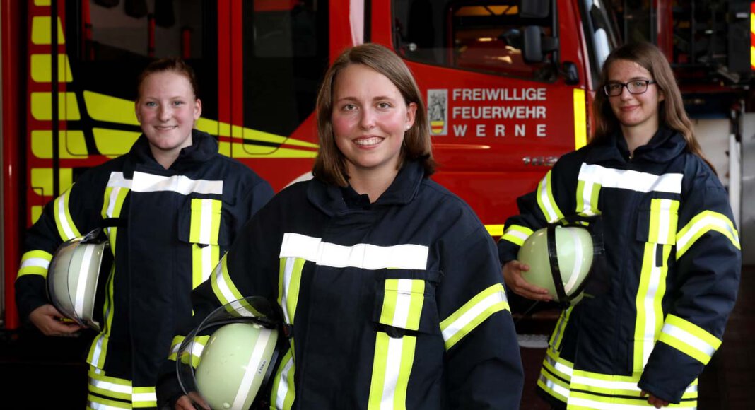 Anna Kleine, Jessica Klaus und Franziska Lange gehören zu den jungen Frauen, die sich ganz bewusst dafür entschieden haben, in der Freiwilligen Feuerwehr tätig zu sein. Foto: Volkmer