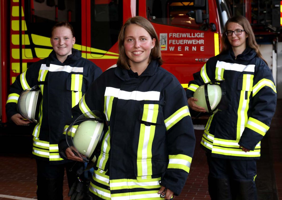 Feuerwehr-Frauen Werne Anna Kleine, Jessica Klaus und Franziska Lange gehören zu den jungen Frauen, die sich ganz bewusst dafür entschieden haben, in der Freiwilligen Feuerwehr tätig zu sein. Foto: Volkmer