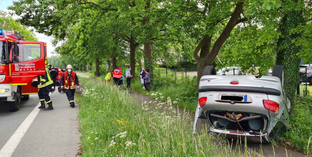 Feuerwehr, Unfall_Feel Fit Auf der Münsterstraße in Höhe Feel Fit war ein Pkw aus unbekannter Ursache aus Richtung Herbern kommend ins Schleudern geraten. Das Fahrzeug, in dem eine junge Frau saß, überschlug sich und blieb auf dem Dach auf dem Radweg liegen. Foto: Feuerwehr Werne