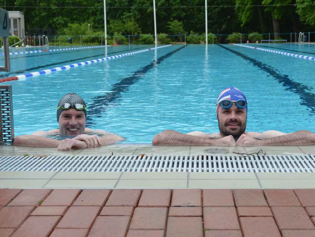 Freibad Öffnung Trotz Wind und Regen: Die Besucher Robert und Philip ziehen ihre Bahnen bei über 20 Grad Wassertemperatur. Foto: Alexandra Prokofev