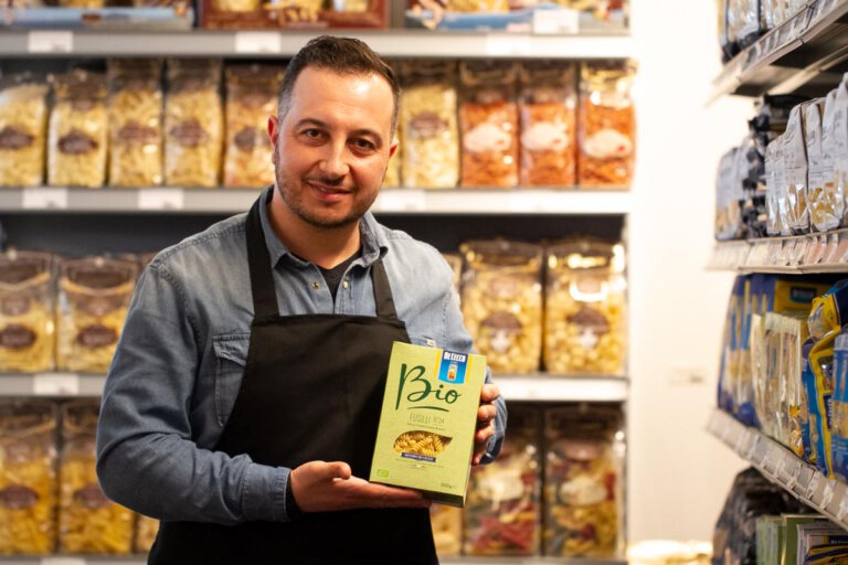 Nicht nur typische Lebensmittel kann man im Gusto Italiano einkaufen. Ein Espresso gehört zur Dolchen Vita ebenfalls dazu. Foto: Isabel Schütte