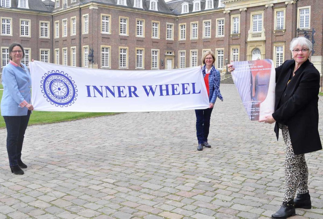 Inner Wheel Sabine Schmid und Dr. Brigitte Westhues vom IWC Lünen-Werne sowie Kirsten Hemker von der Deutsch-Simbabwischen Gesellschaft (von links nach rechts) laden im Juni zu zwei Vorträgen über Skulpturen aus Simbabwe ein.- Foto: IWC/Anke Schwarze