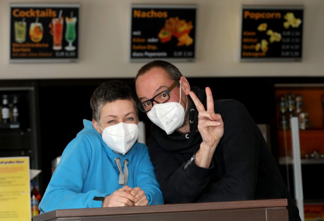 Kino Comeback Jutta und Wido Wagner vom Capitol Cinema Center an der Alten Münsterstraße verkürzen Filmfreunden die Zeit bis zur lang ersehnten Öffnung des Kinos mit dem Verkauf von Nachos und Popcorn zum Abholen. Foto: Volkmer