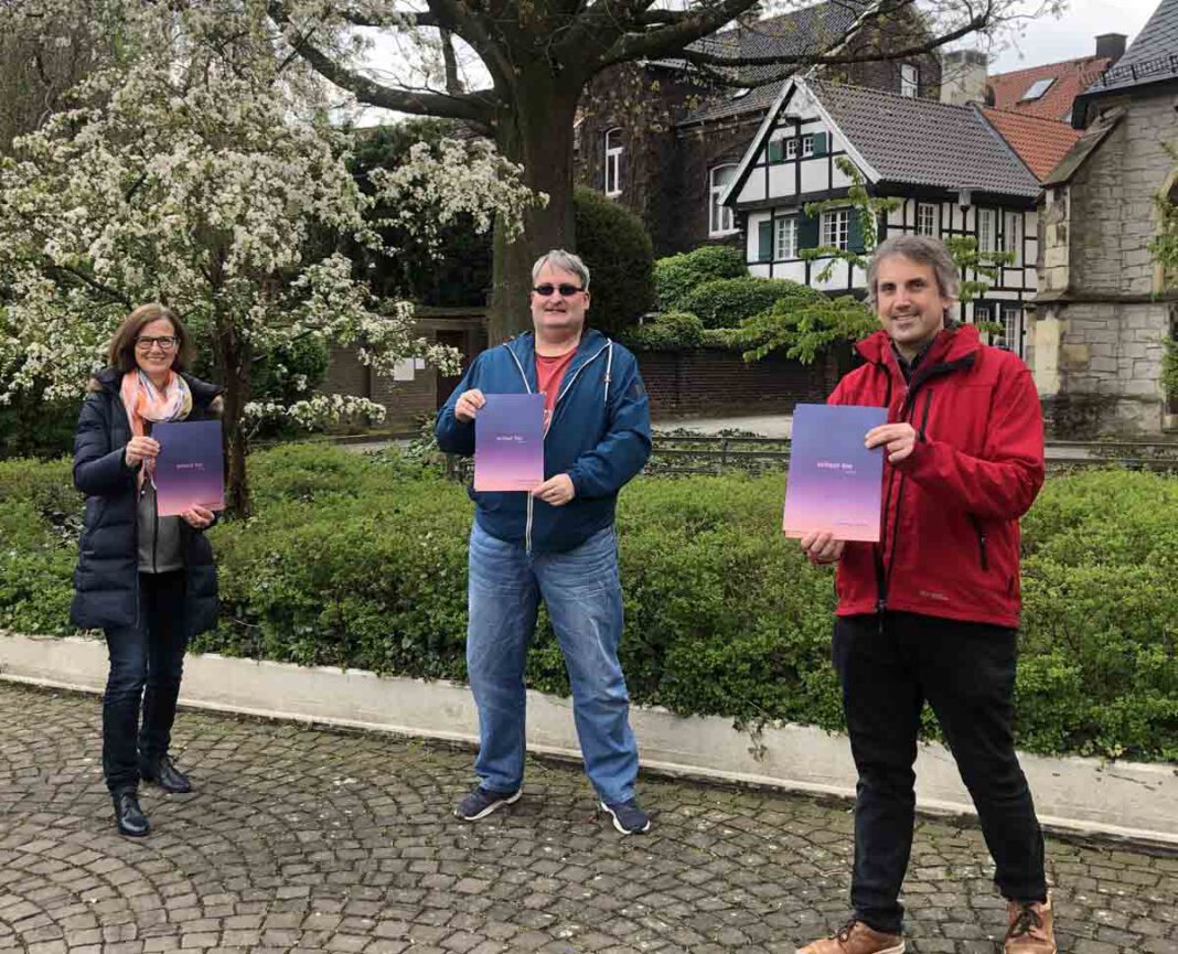 Kirchentag Das Foto zeigt von rechts nach links: Alexander Meese, Pfarrer der ev. Kirchengemeinde, Andreas Dahlmann, Schulseelsorger am Christophorus-Gymnasium und Maria Thiemann, Pastoralreferentin in der Pfarrgemeinde St. Christophorus. Foto: Susanne Mersch