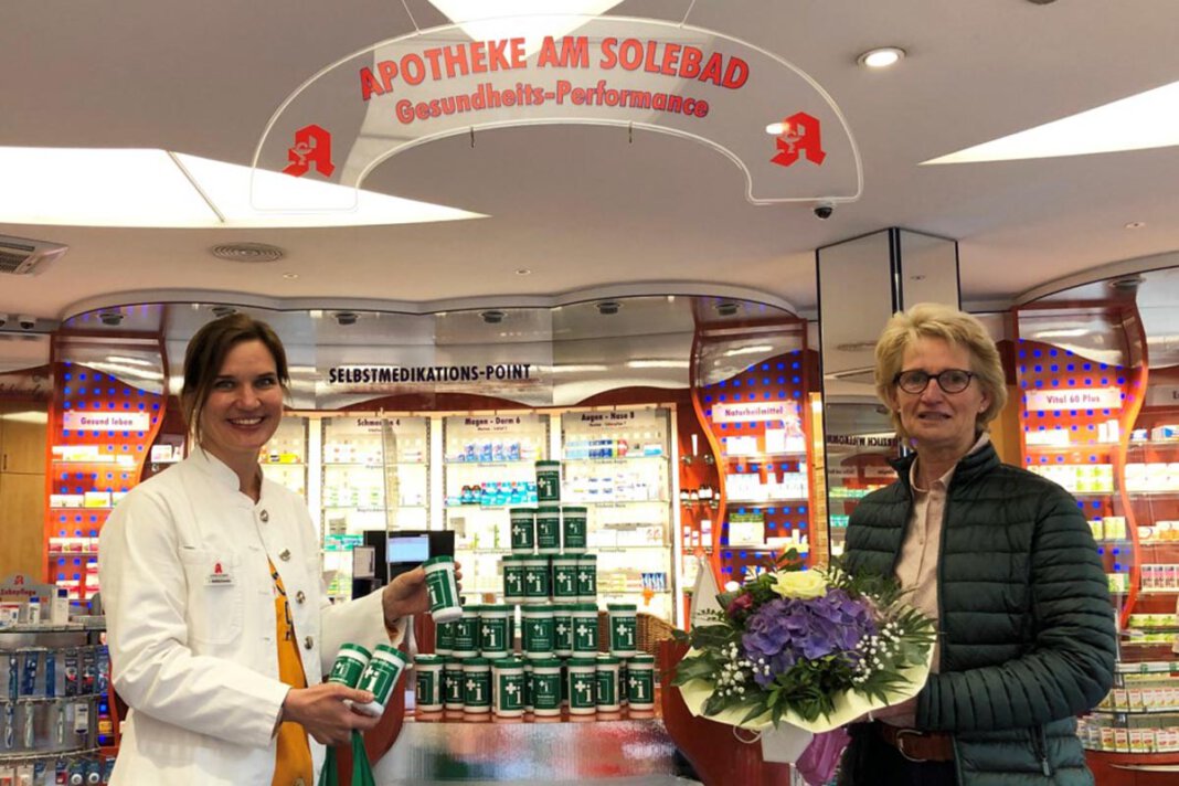 Kolping Notfalldosen Am Mittwoch konnte Elisabeth Schwert als 1. Vorsitzende der Kolpingsfamilie diese großzügige Spende entgegennehmen. Sie bedankte sich bei Julia Matlachowsky mit einem Blumenbukett. Foto: Benno Jäger