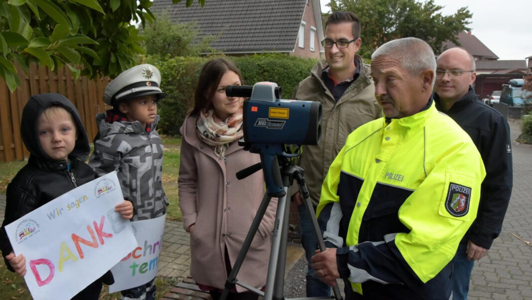 Lebendige Spielstraße 2 Mit Kita-Kindern und der Polizei hatte die Initiative bereits im Herbst 2019 zu schnelle Autofahrer direkt angesprochen. Solche Aktionen sollen jetzt wieder aufleben. Archivfoto: Hillebrand