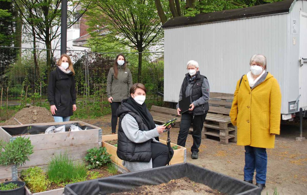 Nistkästen Stadtgartenquartier 03.05.2021 Stellten die Kamera-Nistkästen im Gartentreff an der Kirchhofstraße vor (v.l.n.r.): Nina Schlüter (Quartiersmanagement StadtGartenQuartier), Vanessa Powierski (Stadt Lünen), Manuela Anft (Leiterin Kita Marktgasse), Ute Brettner (FabLab Mitmachwerkstatt) und Heidi Sumann (Schulleiterin Viktoriaschule). Foto: Stadt Lünen
