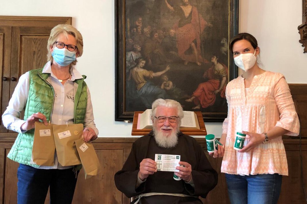 Notfalldose_Kolping Pater Wolfgang freute sich über die Notfalldose der Kolpingsfamilie, die Elisabeth Schwert (links) und Julia Matlachowsky überreichten. Foto: Benno Jäger