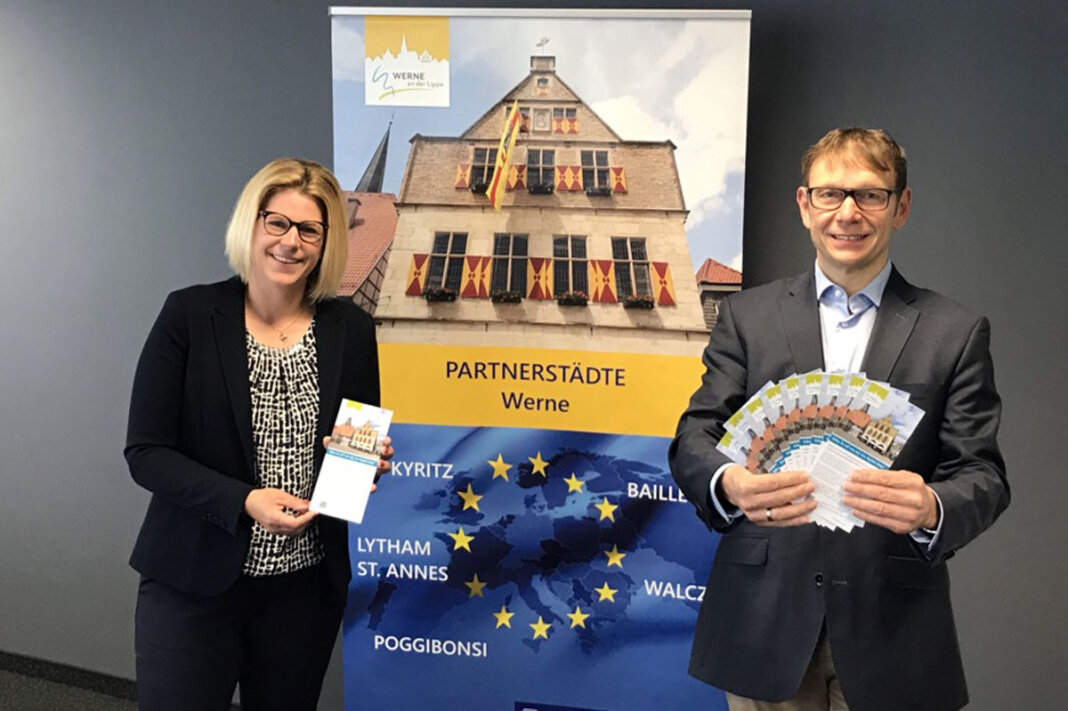 Partnerstädte_Projekt Trotz aller sozialen Distanzierung und Reiseverboten bleibt die Stadt Werne mit ihren Freunden in aller Welt in Verbindung. Darauf weisen Stephanie Viefhues und Bürgermeister Lothar Christ hin. Foto: Viefhues