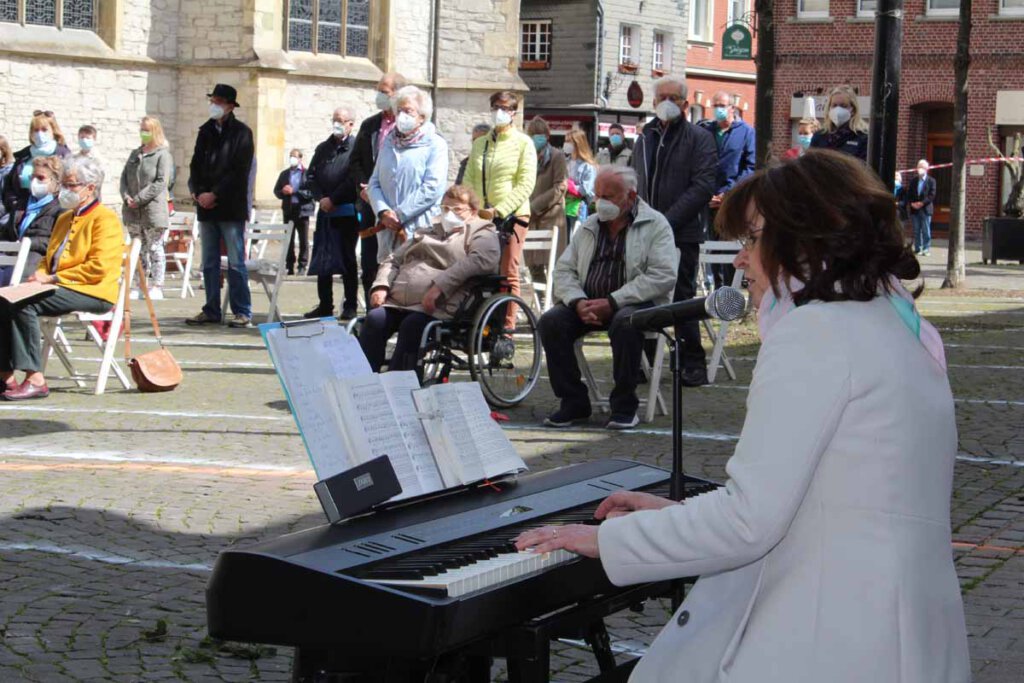 Gut besucht war der ökumenische Open-Air-Gottesdienst an Pfingsten, den Dagmar Wensing musikalisch gestaltete. Foto: Andreas Thiemann