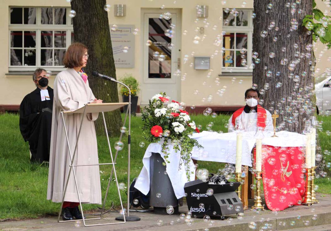 Pfingsten Gottesdienst 2 Maria Thiemann, Pastoralreferentin St. Christophorus, gestaltete den Gottesdienst zusammen mit Pfarrdechant Jürgen Schäfer, Pfarrerin Carolyne Knoll, Pfarrer Alexander Meese (hinten) und Pfarrer Saga von der katholischen Kirchengemeinde (rechts). Foto: Thiemann