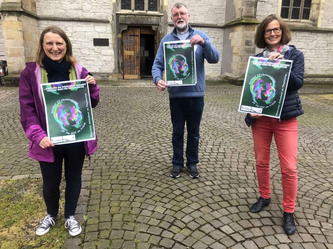 Pfingsten_Gottesdienst Freuen sich auf den Freiluftgottesdienst (von links): Carolyne Knoll, Pfarrerin der evangelischen Kirchengemeinde, Jürgen Schäfer, Pfarrdechant der Christophorusgemeinde und Maria Thiemann, Pastorlareferentin der Christophorusgemeinde; Foto: Josef Meinke