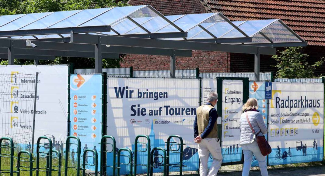 Die CDU-Fraktion kritisiert die großflächige Plakatwerbung des Radparkhauses am Busbahnhof. Foto: Volkmer