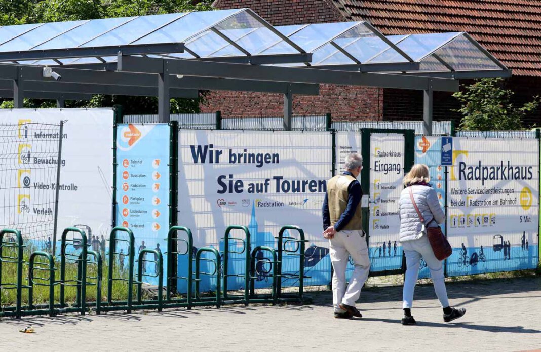 Radparkhaus Die CDU-Fraktion kritisiert die großflächige Plakatwerbung des Radparkhauses am Busbahnhof. Foto: Volkmer