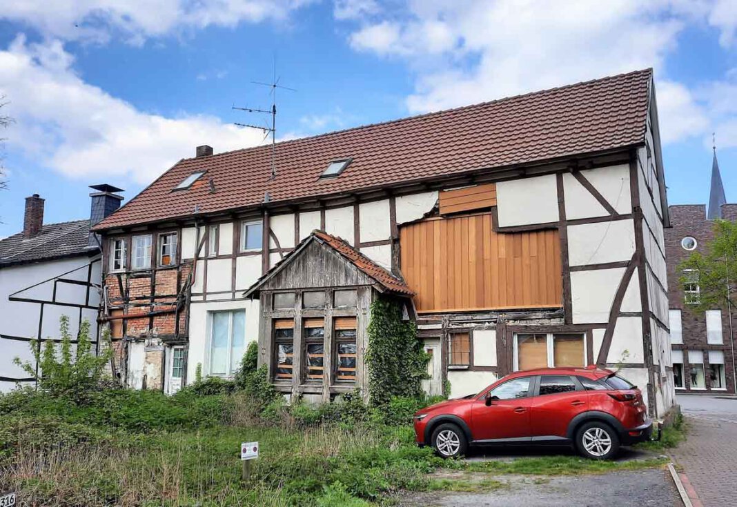 Schandfleck_Südmauer Nicht in neuem Glanz, sondern notdürftig geflickt präsentiert sich das Haus an der Südmauer 27. Foto: Gaby Brüggemann