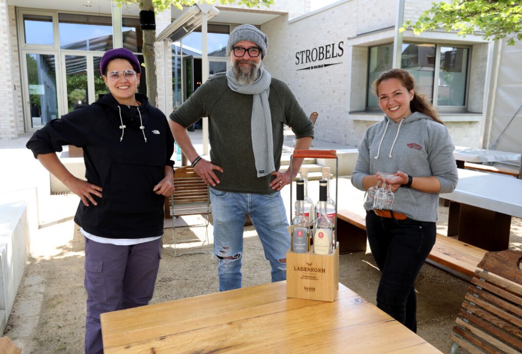 Strobels Die Betriebsleiterinnen Lena Masjoshusmann (links) und Serike Wischnewski freuen sich zusammen mit Björn Lepke, ab dem 28. Mai wieder Gäste im Stobels empfangen zu können. Foto: Volkmer