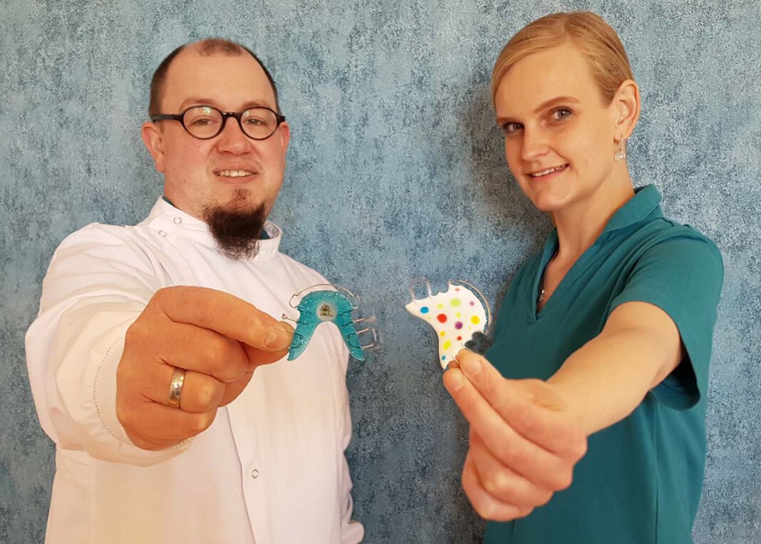 Tappe 1 Zahntechnikerin Annika Treutmann arbeitet von nun an zusammen mit Carsten Sacher als Zweier-Team im hauseigenen Praxislabor der Fachzahnarztpraxis für Kieferorthopädie. Foto: KFO