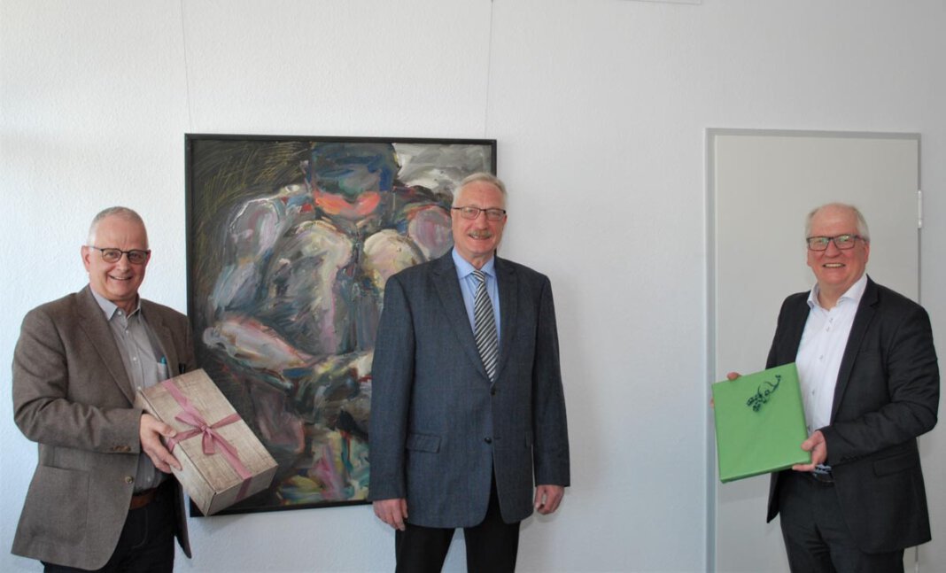 Verabschiedung Musikschulleiter Frank Fischer 7.5.2021 Offiziell verabschiedet wurde Frank Fischer (Mitte) am Mittwoch (28. April) von Kulturdezernent Horst Müller-Baß (r.) und Fachbereichsleiter Jürgen Grundmann (l.). Foto: Stadt Lünen